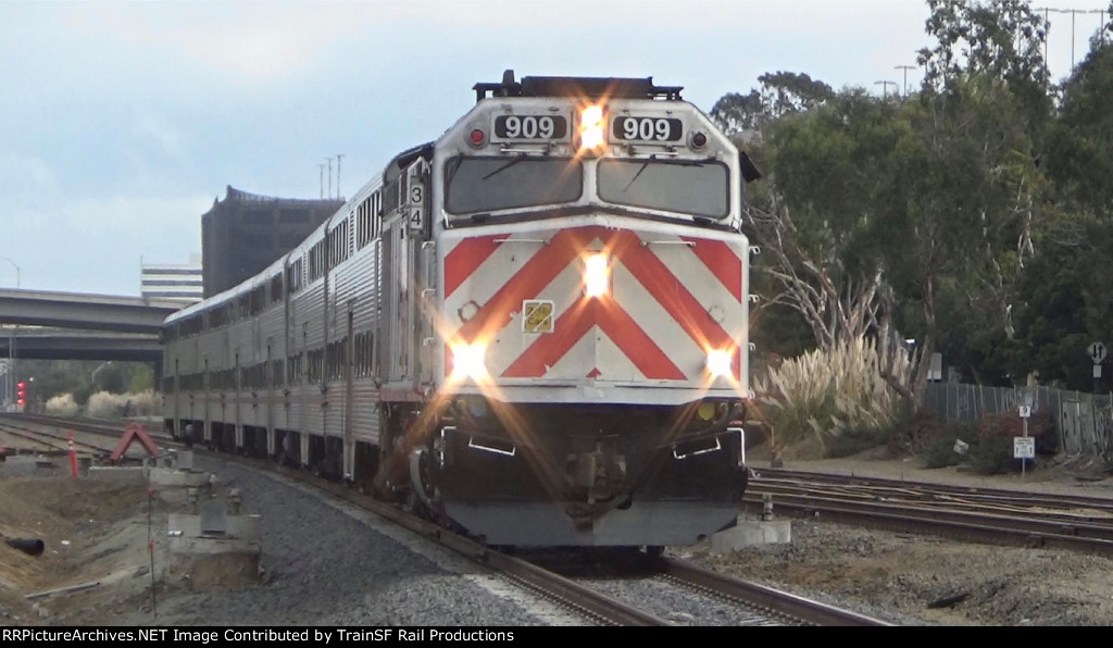 JPBX 909 Leads Caltrain 134